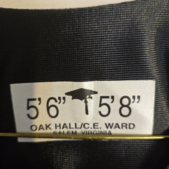 Unisex black graduation cap and gown - Picture 4 of 7